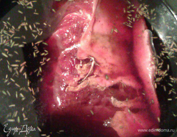 Когда остынет, кладем мясо в винный маринад.