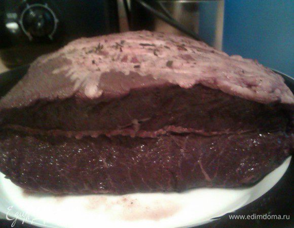 Разогреваем духовку до 175 град. Достаем мясо из маринада, оно должно стать красивого фиолетового цвета. Просушиваем мясо салфеткой.