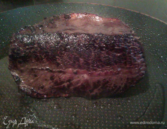 Обжариваем мясо на хорошо разогретой сковороде со всех сторон до темно-коричневой корочки. Чем лучше обжарите, тем вкуснее будет соус. Убираем мясо со сковороды