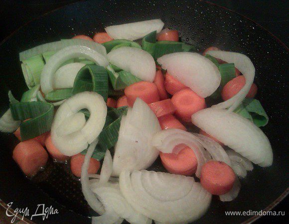 Нарезаем овощи, обжариваем в жире, оставшемся на сковороде, тоже до коричневой корочки.