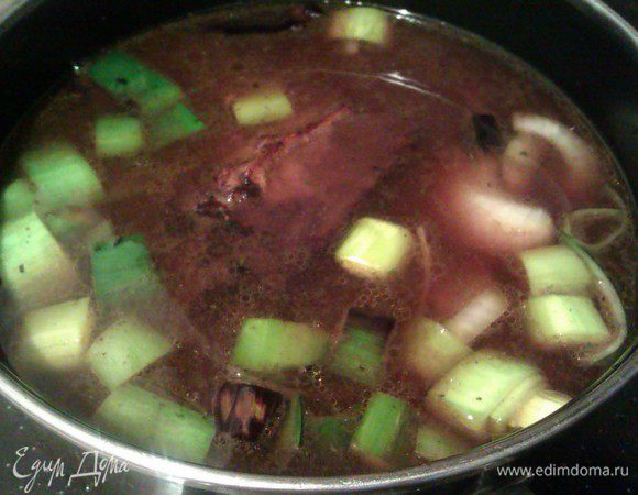 Берем кастрюльку побольше, кладем овощи, мясо, заливаем процеженный маринад и бульон, чтобы жидкость полностью покрывала мясо. Кладем чеснок и лаврушку. Отправляем в духовку на 3 часа. Подливаем бульон, чтобы мясо было покрыто жидкостью.