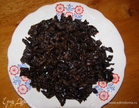 Чернослив замочить, обсушить, мелко нарезать