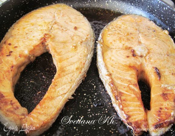 Затем поджарить ее на среднем огне почти без масла, она и так жирная. Можно запечь в духовке 20 минут, выложив сверху помидоры и болг. перец.