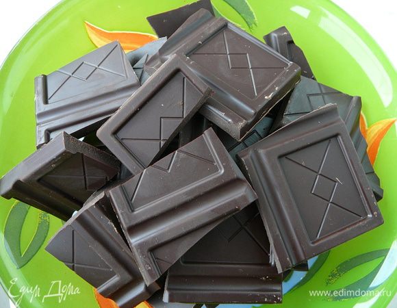 Шоколад поломать на кусочки.