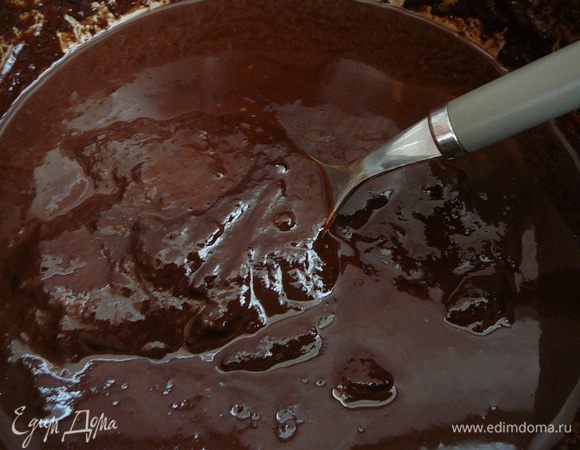 Налить кофе в сотейник, добавить шоколад и поставить на водяную баню.