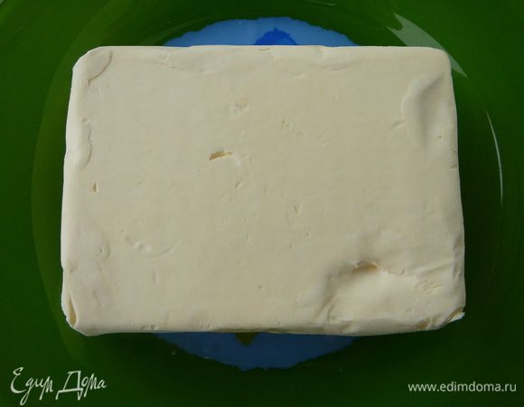 Когда шоколад полностью растворится, добавить сливочное масло, вымешивать, пока масло не растворится. Кофейно-шоколадную смесь охладить.