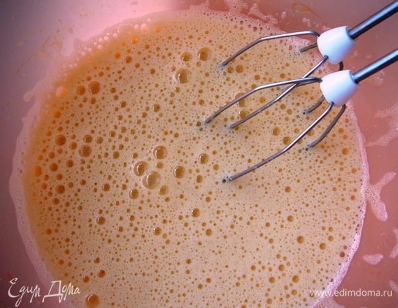 Взбить яйца с сахаром.