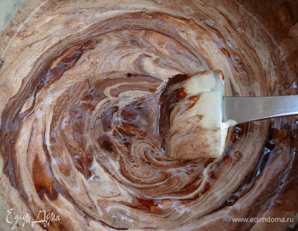 Соединить обе смеси и аккуратно перемешать.