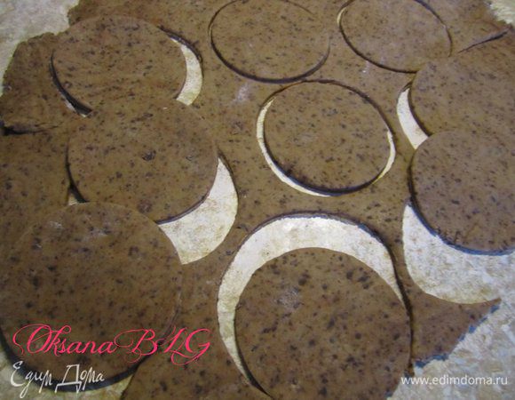 Муку перетереть с маслом, добавить соль, сахар, сметану замесить мягкое не липкое тесто, по необходимости добавить больше муки. Тесто не должно липнуть к рукам, должно быть мягким и пластичным. 
Получившееся тесто разделить на 2 части, в одну добавить какао или шоколада. Поставить две части теста на 30-60 минут в холодильник.
Раскать толщиной 3-4 мм, вырезать кружки.