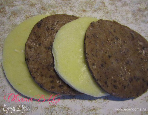 Взять два белых кружка, два шоколадных.