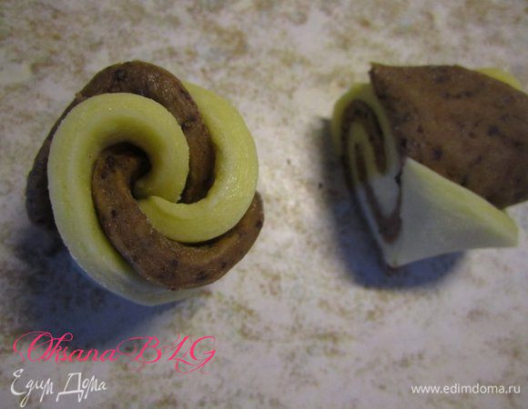 Получившийся валик разрезать на 2 части. Получаются 2 "цветочка".