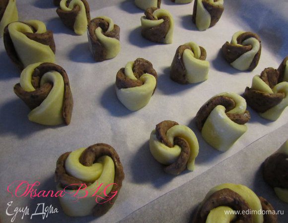 Печенюшки выложить на противень застеленный пергаментом.