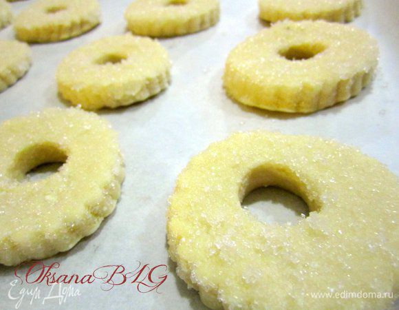 Мокнуть в белок и сахар. Выложить на противень застеленный пергаментной бумагой.