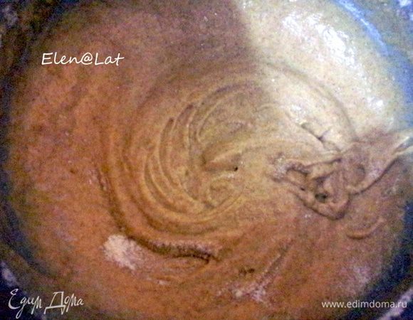 Сыр натереть на тёрке, бекон нарезать мелко, зелень измельчить.
Яйца взбить с солью, добавить вино, масло, продолжить взбивать. Добавить муку с разрыхлителем и все взбить.