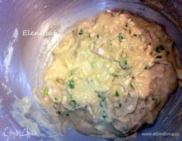 Добавить к тесту сыр, бекон и зеленый лук. Осторожно, но тщательно перемешать.