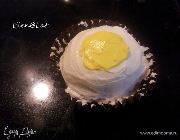 но если праздник "HALLOWEEN", значит надо украсить))) итак у меня сливочный сыр, который я нанесла на кекс, и чуть смешанного с желтой краской, нанесла на середину.