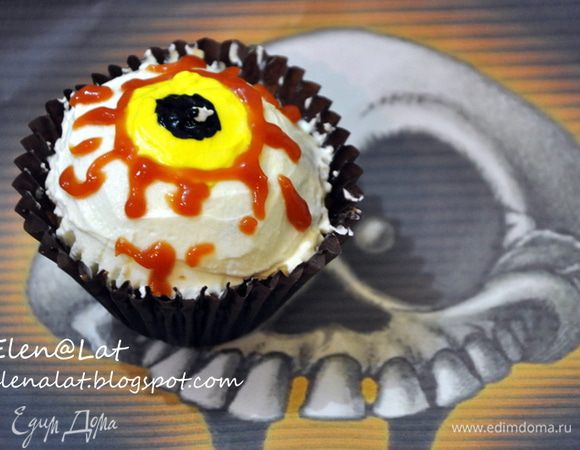 Затем можно положить маслинку, это будет зрачок, у меня опять же тот же мягкий сыр, смешанный с черным красителем. Кровавые подтеки-это кетчуп. Все украшение готово, можно есть. Сливочный сыр добавил кексу, некую пикантность, и получилось еще вкуснее, ну а как на внешний вид решать вам. Так как мой сын любит всяких роботов, монстров, и любимый фильм Гарри Поттер  ему эта затея очень понравилась)))