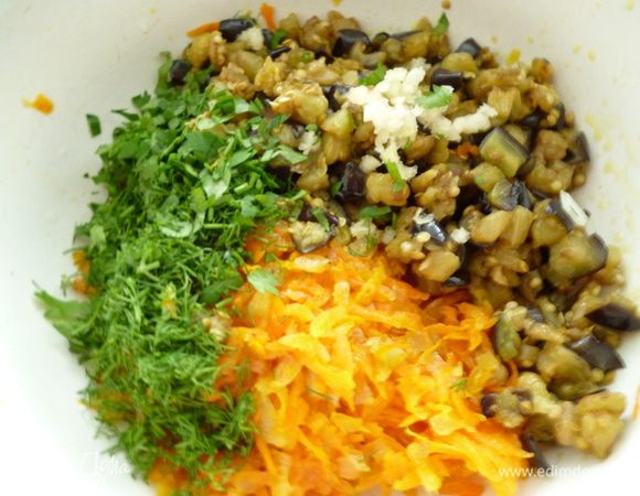 Приготовим начинку: баклажаны нарезать мелким кубиком, посолить, перемешать и дать постоять 30 минут. Лук нарезать мелко, морковь натереть на крупной терке. Баклажаны отжать от жидкости и обжарить на растительном масле до мягкости. Переложить в отдельную миску. На том же масле спассеровать до мягкости морковь и лук. Добавить к обжаренным баклажанам. Добавить мелко нарезанную зелень укропа и петрушки,измельченный чеснок, посолить и поперчить по вкусу.