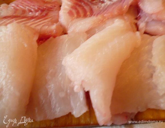 Филе рыбы отделить от костей и кожи,нарезать на порционные куски. Каждый кусок рыбы разрезать горизонтально (не до конца), слегка посолить и поперчить.