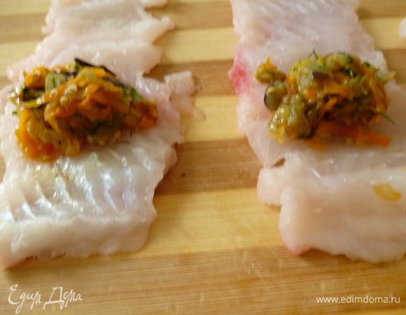 Разворачиваем. На каждый кусок рыбы выкладываем  начинку.