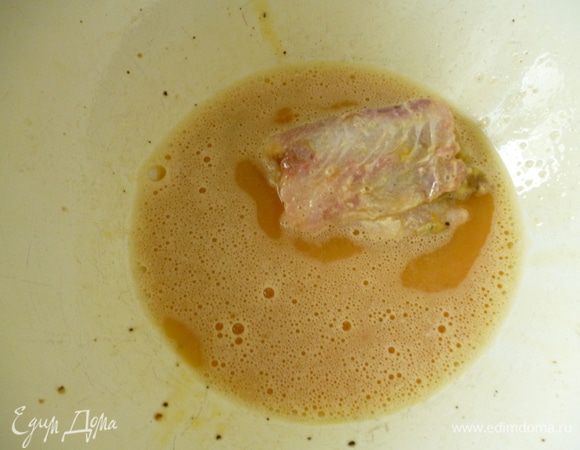 Взбиваем венчиком яйца с небольшим количеством соли и молотого перца. Каждый кусочек рыбки окунаем в яичную смесь и обжариваем с двух сторон на небольшом огне в сковороде с растительным  маслом  до золотистой корочки,как обычную рыбу. Масла должно быть не очень мало, чтобы оно было слоем примерно с толщину пальца. Приятного вам аппетита!