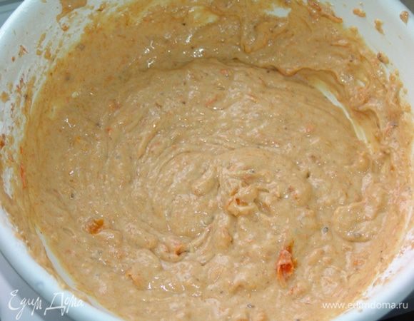 Отвариваем тыквы в сахарном сиропе (общая пропорция примерно такая: на 1 кг тыквы около 1,5 стакана сахара, воды - чтобы покрыла тыкву. Варим до мягкости тыквы), измельчаем блендером до состояния пюре. Сливочное масло взбиваем с сахаром и ванилином, вводим яйца, добавляем тыкву. Перемешиваем. Вводим муку и разрыхлитель.
Тесто должно быть как густая сметана.


