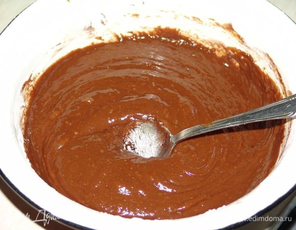 Растопить шоколад на водяной бане, добавить растопленное масло.
Яйца взбиваем с сахаром, добавляем к ним шоколад. Вводим муку и разрыхлитель. Тесто должно быть как густая сметана.
Форму для кекса смазать сливочным маслом. Попеременно выложить в форму оба теста.  


