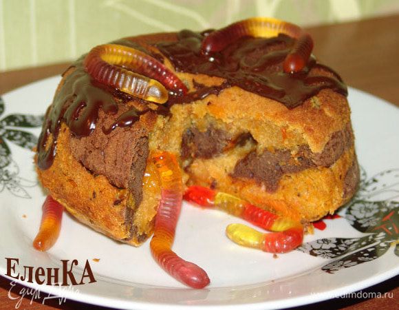 Выпекать при 180С на 35-45 минут. Поливаем растопленным черным шоколадом и украшаем червячками. 
