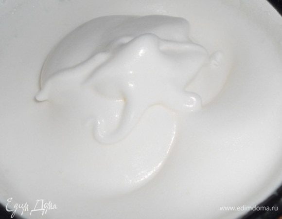 отделить желтки от белков,белки взбить в пену, добавить 70 г сахара и взбивать до образования мягких пиков