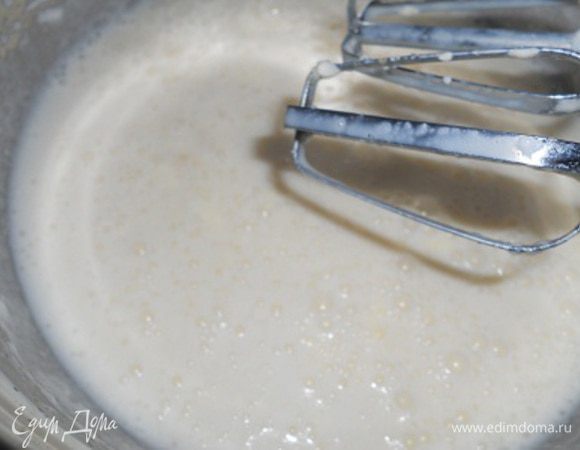 в мисочку влить йогурт,добавить сок половины апельсина и 70 г сахара, взбить, добавить соду и около 200 г муки (тесто как на оладьи не густое)  и взбить еще раз миксером