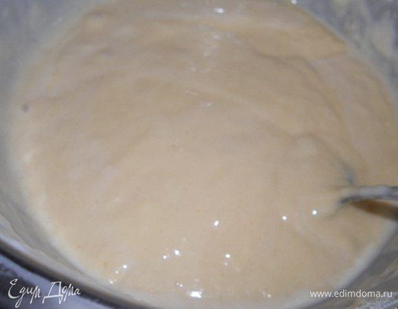 делаем вторую часть теста: сливки растереть с желтками, добавить 50 г сахара и перемешать, влить молоко и перемешать, добавить остальную муку (тесто как на оладьи)