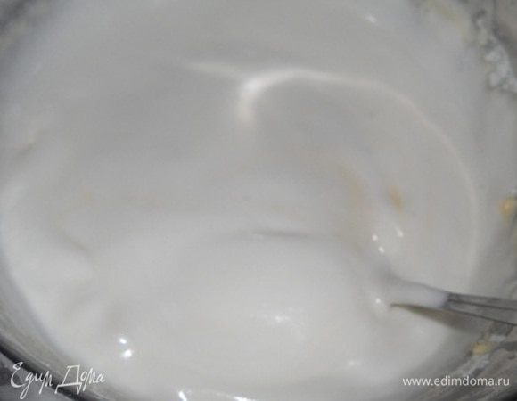 добавить оставшиеся белки и аккуратно перемешать