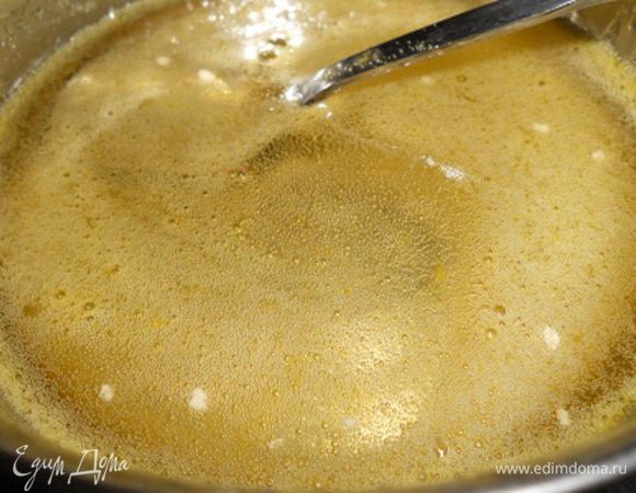 в мисочку выжать с половины апельсина сок, добавить 50 г сахара (можно чуть больше - по вкусу) и сварить сироп, горячим сиропом полить кусочки пирога  и дать остыть пирогу.....Приятного чаепития...