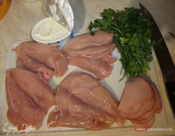 Зелень вымыть, обсушить и мелко нарезать. Перемешать с творожным сыром, посолить и поперчить по вкусу.