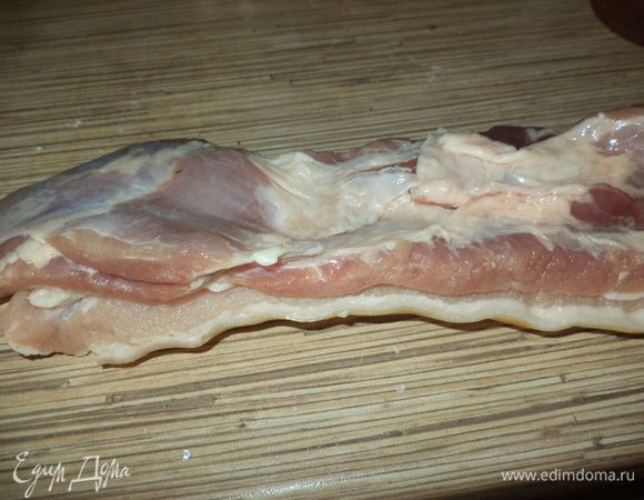 Возьмем свиную прослойку, я нашла на ярмарке ну очень постный кусочек с тоненькой прослоечкой жира