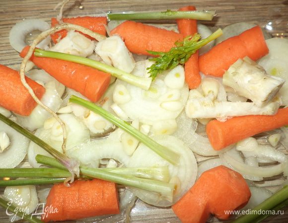 в форму сложить овощи: нарезать колечками лук, порезать чеснок морковь крупными кусочками, корень и стебли петрушки, нальем немного воды