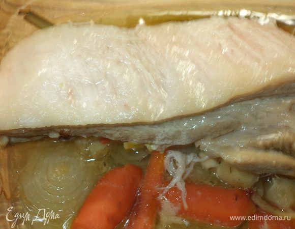 Снять шкурку с мяса,очистить от излишков жира, а под шкуркой у нас мяско, только оно очень светлое и может показаться что это жир - нет, мясо очень постное!