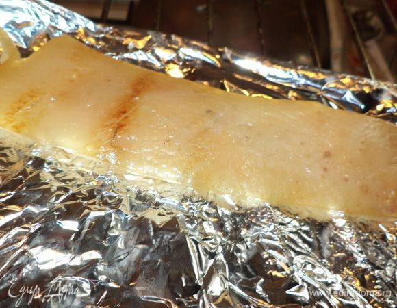 шкуру положить на фольгу и поставить на самый верхний ряд духовки