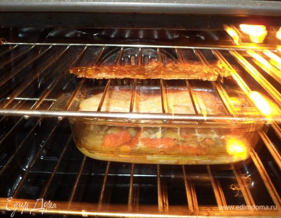 когда шкурка будет практически коричневая,ее можно положить прямо на решетку над мясом,чтобы стекал жирок и не пачкал,она должна стать как сухарик