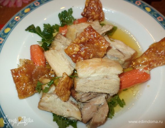 когда мясо будет готово,нарежем его на небольшие кусочки и подадим с  морковкой,бульоном,шкурку поломаем на кусочки и положим сверху,чтобы они не отсырели от бульона! Очень вкусно, а чипсы просто прелесть, так хрустят!