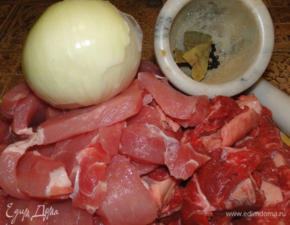 Мясо помыть, просушить полотенцем, порезать кубиками. Лук почистить,порубить.