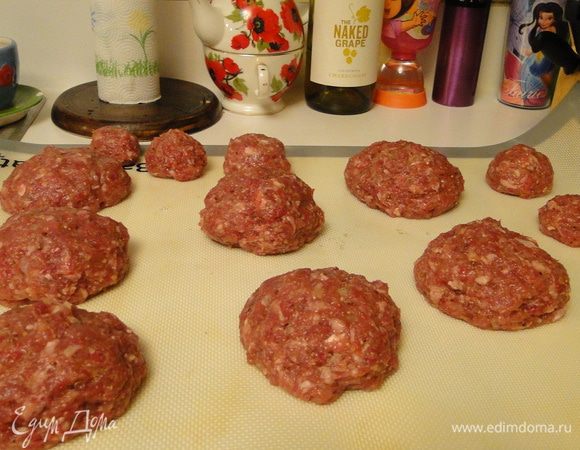 Мясо с луком перекрутить, посолить, поперчить, добавить специи, сливки, яйцо, хорошо вымешать и отбить..