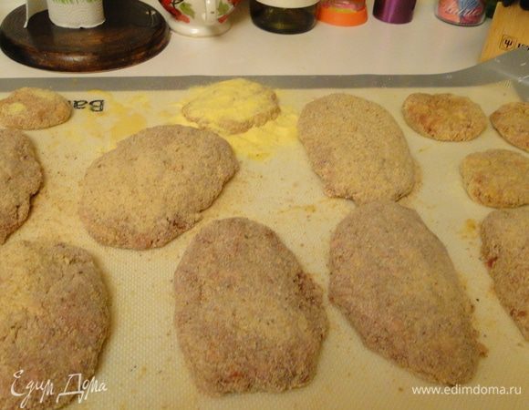 Сформировать шницели (у меня взрослого и детского размера...)
обмакнуть во слегка взбитое яйцо и очень ответственно запанировать в сухарях, чтобы нигде не было пробелов, иначе вытечет сок, оставить на поверхности около 5 минут.