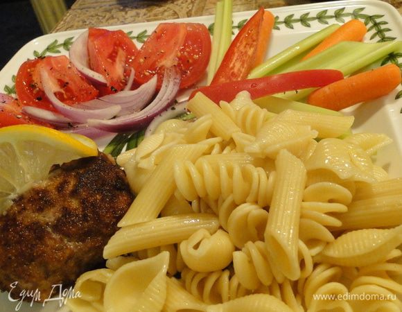 Я все обжариваю на масле из виноградных косточек, но можно и на обычном растительном. Масло очень хорошо разогреть. Обжарить с каждой стороны минут по 5. Со сковородки выклaдывать на салфетку (убрать излишки жира)
Пока обжариваете, разогрейте духовку до 180 градусов, отправьте обжаренные шницели на 10 минут... Достаньте, дайте им отдохнуть под крышкой 5 минут. 
  




подавайте с рисом,макаронами или паровими овощами.Приятного ....