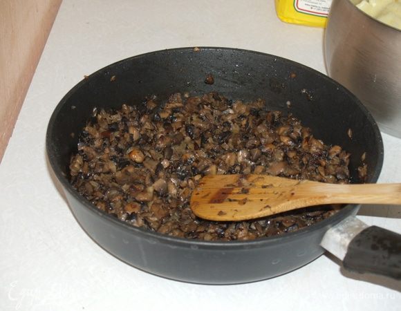 Картошку почистить, сварить, помять в пюре, оставить остывать. 
Грибы мелко порезать, обжарить с луком.
В остывшую картошку добавить яйцо и муку, тщательно перемешать. Должно получиться густое пюре. 

