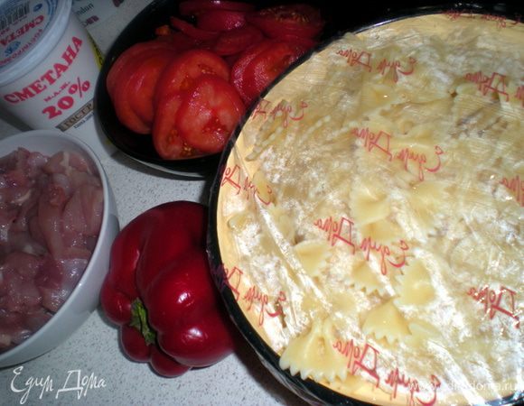 Макароны отварить в подсоленной воде.Слить холодной водой и очень удобно накрыть крышечкой из политилена,чтобы не заветрились,пока подготавливам другие ингридиенты.Помидоры ошпарить и снять кожицу.Нарезать кружками.Перчик нарезать кубиками,базилик порубить.