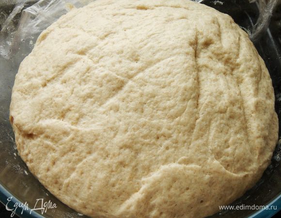 Свежие дрожжи разотрите в небольшой миске с сахаром и 1 ч. л. муки. Залейте теплой водой, затяните пищевой пленкой и уберите в теплое место на 5–7 минут.<br />
Муку смешайте в глубокой миске с солью, затем добавьте забродившие дрожжи и замесите тесто. Если в тесто добавить меньше воды, т. е. 300 мл, то тесто будет более плотным и нелипким, а готовая буханка хлеба — пористой, но плотной. Если же увеличить количество воды до 350 мл, то тесто после замеса и расстойки останется липким, а готовый хлеб будет очень пористым и мягким. Мне нравятся оба варианта! В хорошо замешенное тесто добавьте растительное масло. Вымесите тесто еще раз, а затем уложите его в глубокую миску, затяните пленкой и уберите в теплое место на 1,5 часа (я для этого использую прогретую паром микроволновку). Можно через час тесто обмять (процедура не обязательная). Если свежий хлеб выпекать с утра, то замешенное с вечера тесто в миске затяните пищевой пленкой и уберите в холодильник для расстойки.