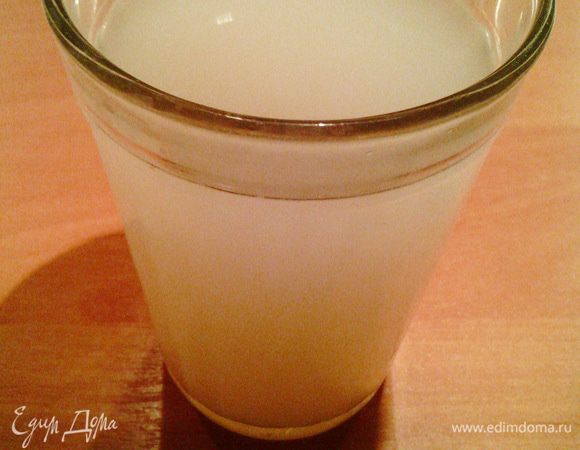 Делаем дрожжевую воду: наливаем в стакан теплую воду (30 градусов) и насыпаем в неё дрожжи. Даём настояться 5 минут и размешиваем.
