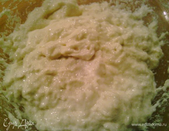 Муку для опары просеиваем и добавляем 100 мл!!! дрожжевой воды + 50 мл теплой чистой воды (35 градусов). Размешиваем, накрываем плёнкой и оставляем киснуть в тёплом месте на 3 часа.
Оставшиеся 100мл дрожжевой воды, можно использовать для второй порции или на следующий день (если будете печь чиабатту). А если нет, то просто вылить.
