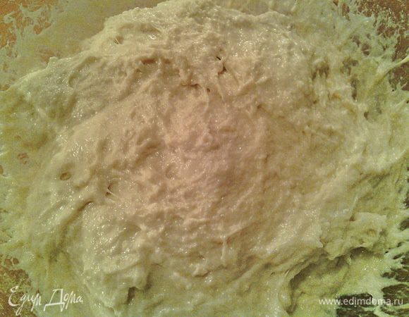 Теперь замешиваем тесто. В отдельную посуду просеиваем муку. Лучше взять миску объёмом не менее 4 литров. К муке добавить сахар, соль, 185 мл тёплой воды (35 градусов) и перекладываем сюда же опару. Вымешиваем очень липкое тесто. Если Вы будете добавлять масло, то это нужно сделать в конце замеса теста и после этого ещё пару минут вымесить.  